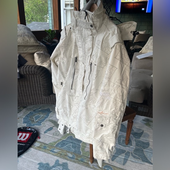 Fabulous 686 men’s snowboard/ski jacket and pants. Size small. Selling together - Picture 2 of 15